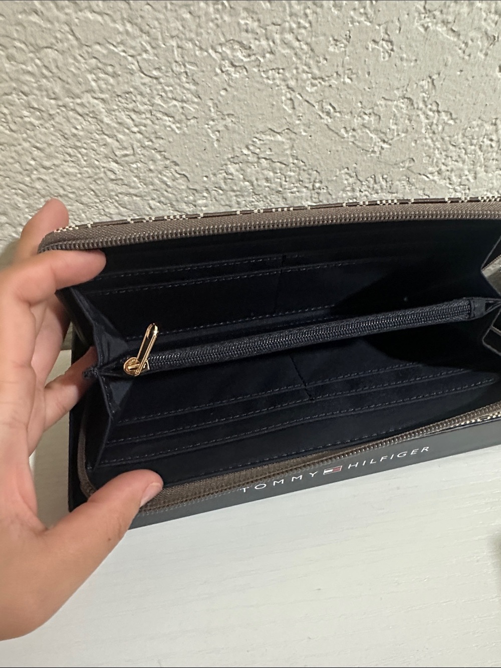 Tommy Hilfiger Monogram Zip Around Wallet Brown & Tan NWT - Picture 6 of 7